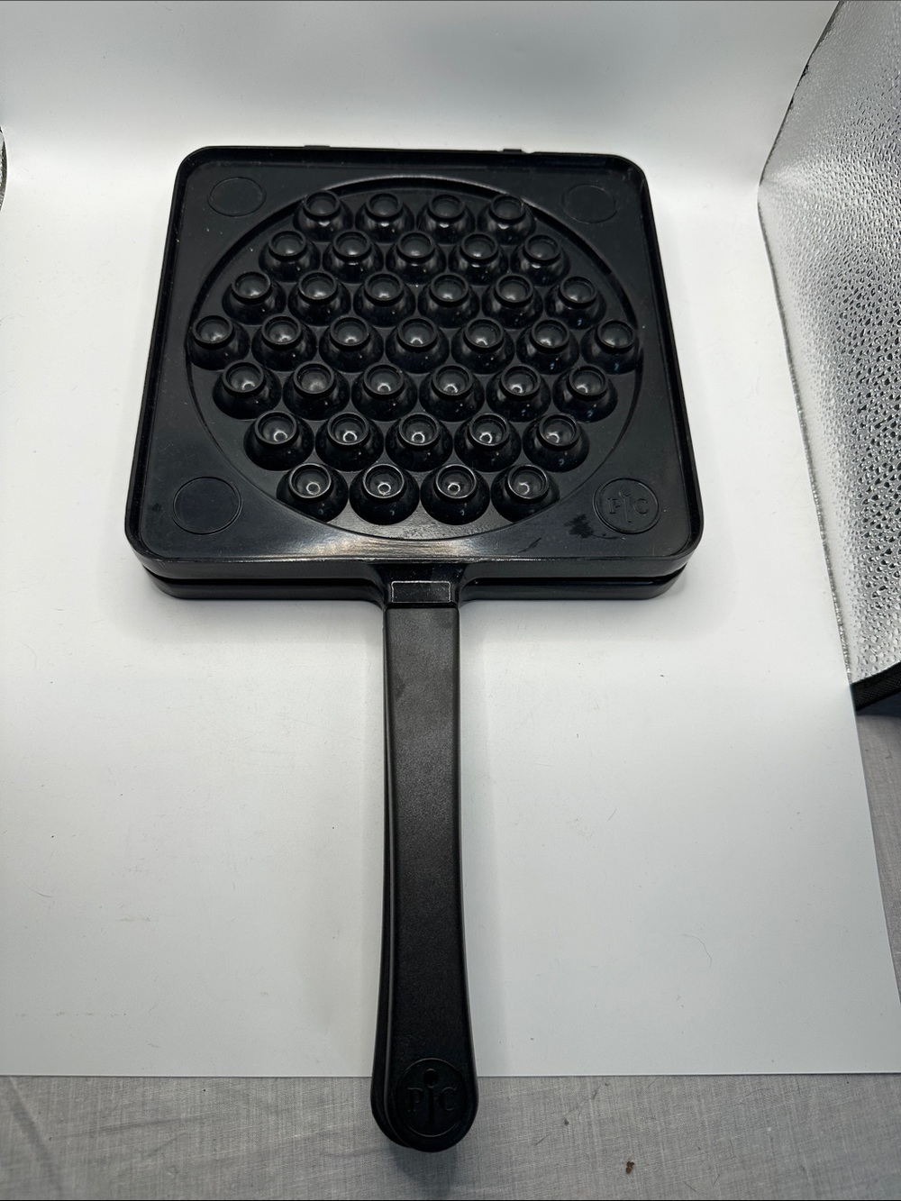 Pampered Chef Black Bubble Puffer Maker Pan